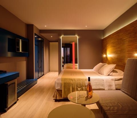 Bed, TV and multimedia, Photo of the whole room, Seating area, Bedroom, Alcoholic drinks, Parking, internet, internet