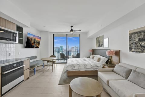 Bed, TV and multimedia, Kitchen or kitchenette, Seating area, Dining area, Bedroom, City view