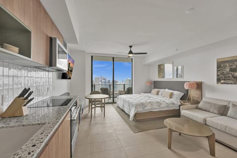 Bed, TV and multimedia, Kitchen or kitchenette, Seating area, Bedroom