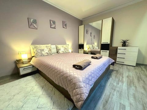 Bed, Bedroom, towels, wardrobe