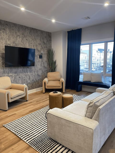 TV and multimedia, Living room, Seating area, Evening entertainment