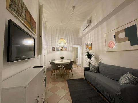 Communal lounge/ TV room, TV and multimedia, Living room, Seating area, Dining area, Evening entertainment
