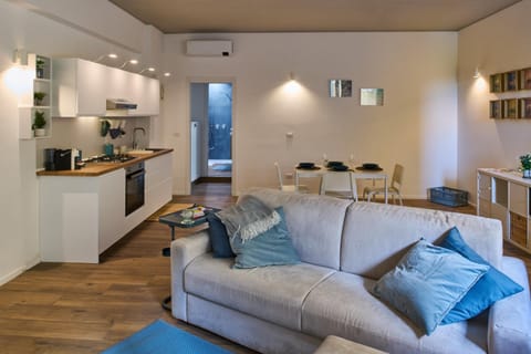 Coffee/tea facilities, Kitchen or kitchenette, Living room, Seating area, Dining area, stove