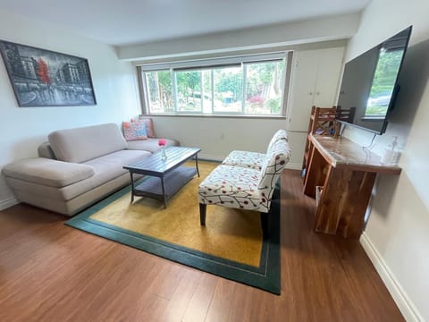 Familily Gathering Beachside Retreat 2br 2b 1den sleep 6 Villa in Port Moody