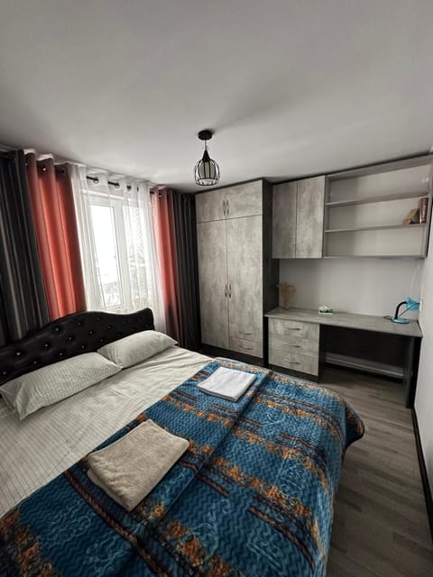 Photo of the whole room, Bedroom, wardrobe