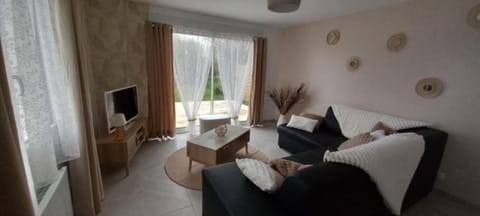 Communal lounge/ TV room, Bed, TV and multimedia, Seating area
