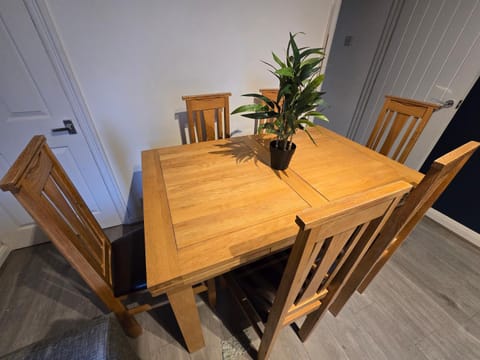 Contractors, City Centre, 4 Double Rooms, 3 Showers-Toilets, Sleeps 10, 4 TVs House in Coventry