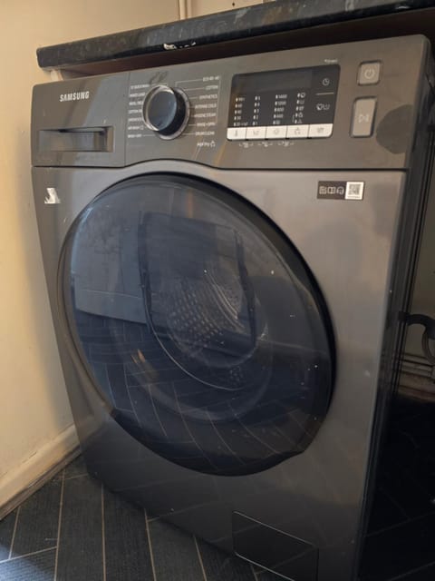 Contractors, City Centre, 4 Double Rooms, 3 Showers-Toilets, Sleeps 10, 4 TVs House in Coventry