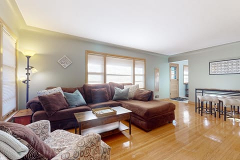 Close to Lake Harriet! Walkable Gem Near Shopping House in Minneapolis