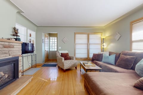 Close to Lake Harriet! Walkable Gem Near Shopping House in Minneapolis