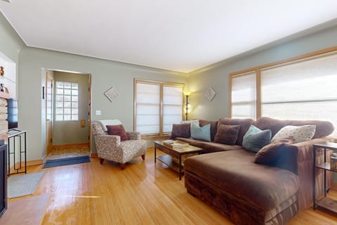 Close to Lake Harriet! Walkable Gem Near Shopping House in Minneapolis