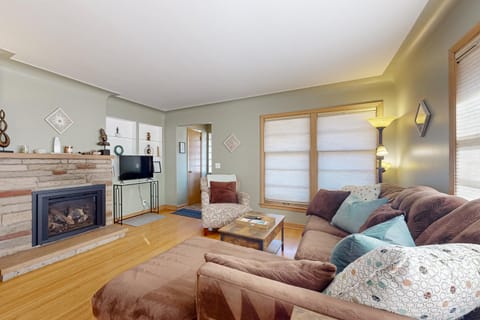 Close to Lake Harriet! Walkable Gem Near Shopping House in Minneapolis