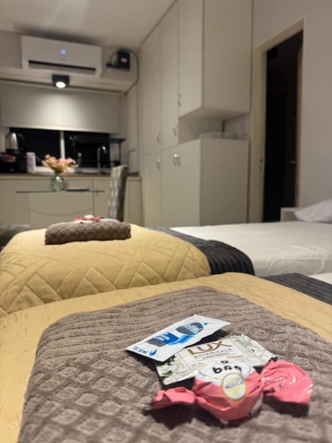 Bed, Decorative detail, towels
