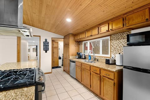 Comfort Cabin - 2BD Family Getaway in Creve Coeur Cabin in East Peoria