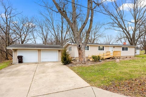 Comfort Cabin - 2BD Family Getaway in Creve Coeur Cabin in East Peoria