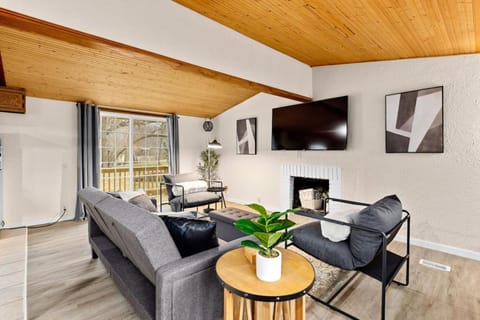 Comfort Cabin - 2BD Family Getaway in Creve Coeur Cabin in East Peoria