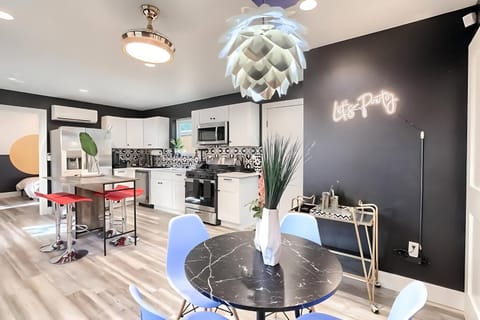 Kitchen or kitchenette, Seating area, Dining area, minibar