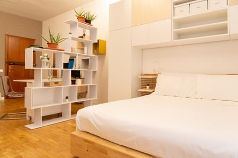 Photo of the whole room, Bedroom, wardrobe