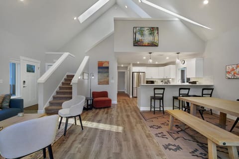 Indianola Cedar House- Brand new in 2024, Quality finishes, Wraparound Deck House in King County