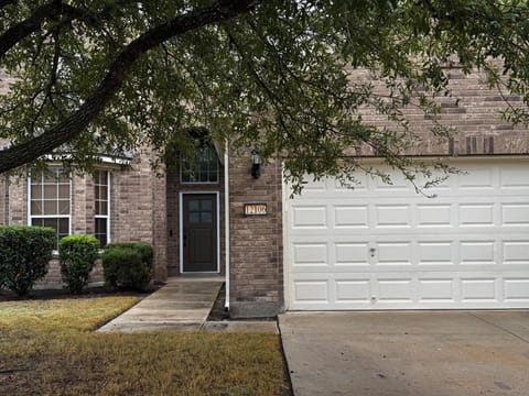 Alamo City Retreat - Wi-Fi, Parking, Self Check In House in San Antonio