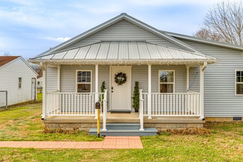 17 Mi to Brookville Lake Home with In-Unit Laundry House in Indiana