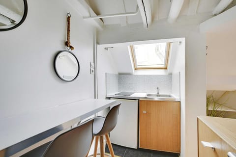 Kitchen or kitchenette, Dining area, oven