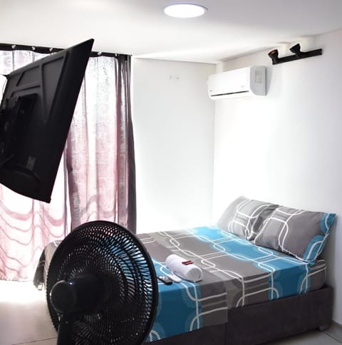 Bed, TV and multimedia, Photo of the whole room, Bedroom, air conditioner
