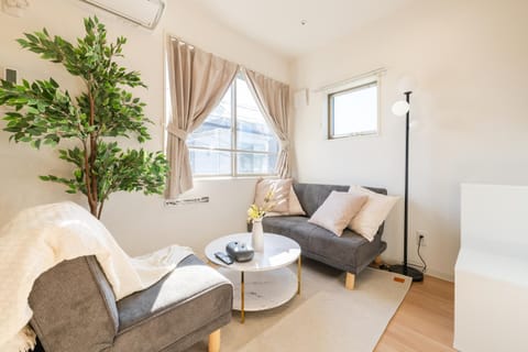 Bed, Living room, Photo of the whole room, Seating area, Bedroom, air conditioner