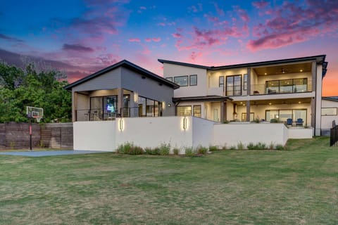 Luxury waterfront Villa Heated pool and sauna House in Cottonwood Shores