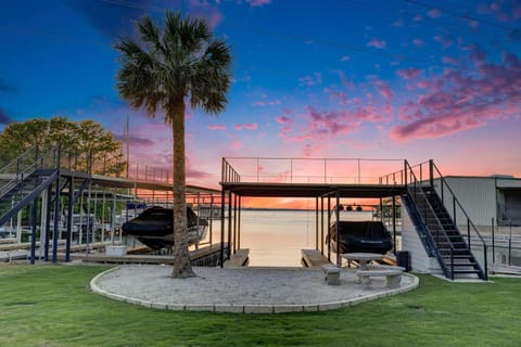 Luxury waterfront Villa Heated pool and sauna House in Cottonwood Shores