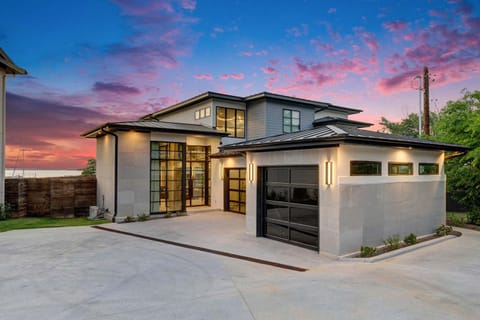 Luxury waterfront Villa Heated pool and sauna House in Cottonwood Shores