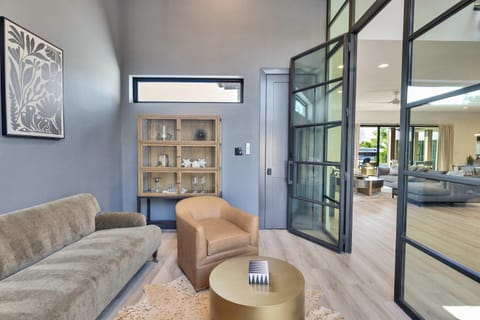 Luxury waterfront Villa Heated pool and sauna House in Cottonwood Shores