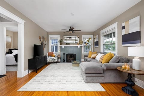 The Craftsman Uptown - Walk to Shops & Eats House in Maumee