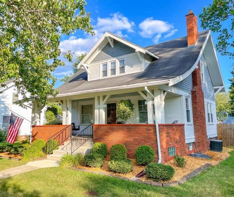 The Craftsman Uptown - Walk to Shops & Eats House in Maumee