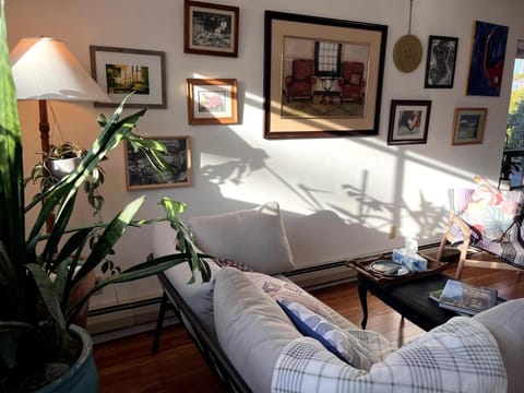 Peter's Place - Spacious 2Bed & Bath Suite Apartment in Surrey