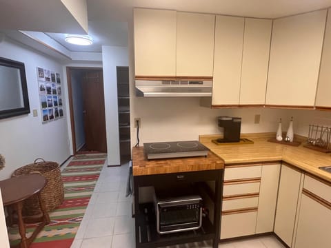 Peter's Place - Spacious 2Bed & Bath Suite Apartment in Surrey