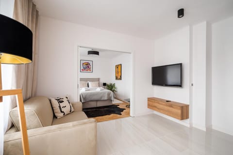 Communal lounge/ TV room, Bed, TV and multimedia, Living room, Photo of the whole room, Seating area, Evening entertainment, Bedroom
