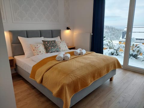 Bed, Natural landscape, Skiing, View (from property/room), Photo of the whole room, Bedroom, Garden view, Mountain view, Mountain view, towels