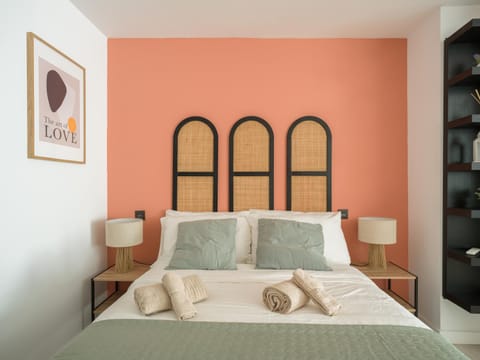 Bed, Bedroom, towels