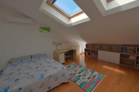 Bed, Bedroom, internet, air conditioner