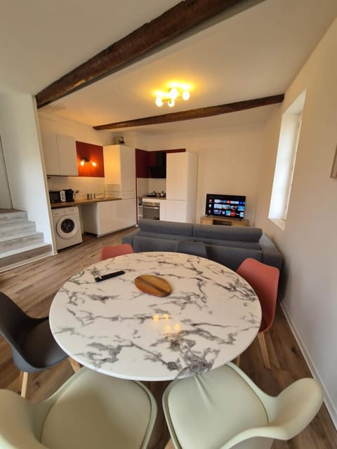 TV and multimedia, Kitchen or kitchenette, Living room, Seating area, Dining area, oven, stove, toaster