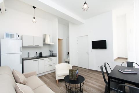 Communal lounge/ TV room, TV and multimedia, Kitchen or kitchenette, Living room, Seating area, Dining area, stove