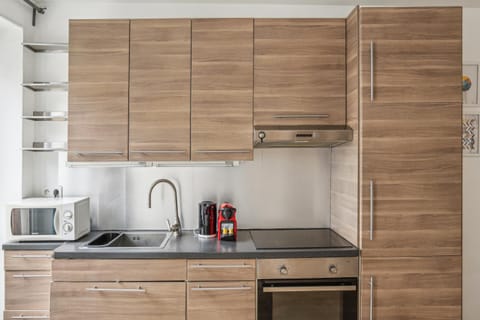 Coffee/tea facilities, Kitchen or kitchenette, microwave, oven, storage, stove