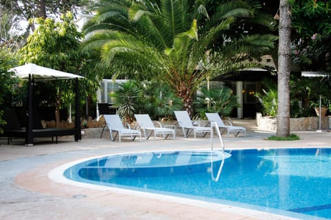 Swimming pool, sunbed