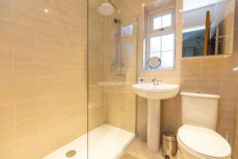 Wootton 2-Bedroom Bungalow House in Northampton