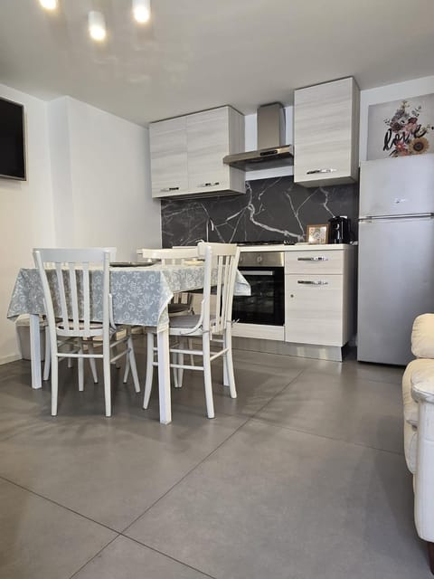 Kitchen or kitchenette, Living room, Seating area, Dining area, oven
