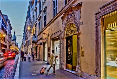 Property building, Day, People, Neighbourhood, Bird's eye view, View (from property/room), City view, Street view, Shopping Area, Location, group of guests, Inner courtyard view, Parking
