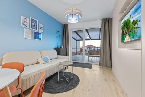 TV and multimedia, Living room, Photo of the whole room, Seating area, Dining area