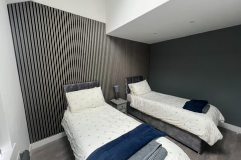 Whole house -Sleeps4-Parking-Garden-BikingHiking House in Rossendale