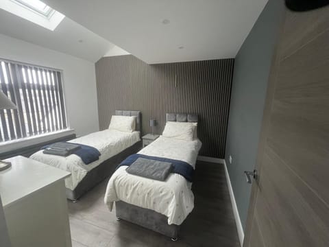 Whole house -Sleeps4-Parking-Garden-BikingHiking House in Rossendale